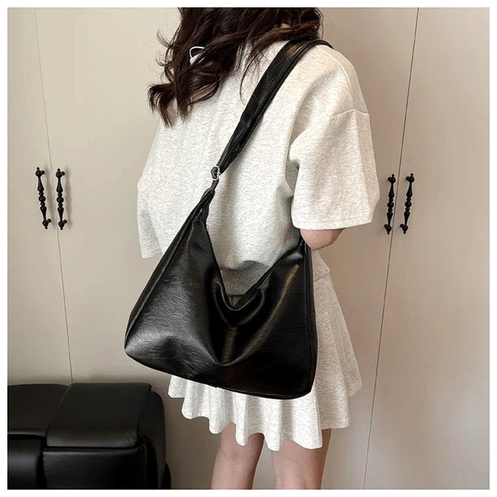 Noemi Soft Everyday Shoulder Bag in Black