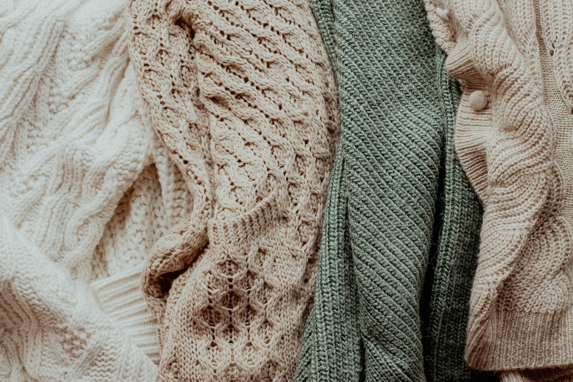 Folded knitwear in wool and cashmere — men's fall layering guide