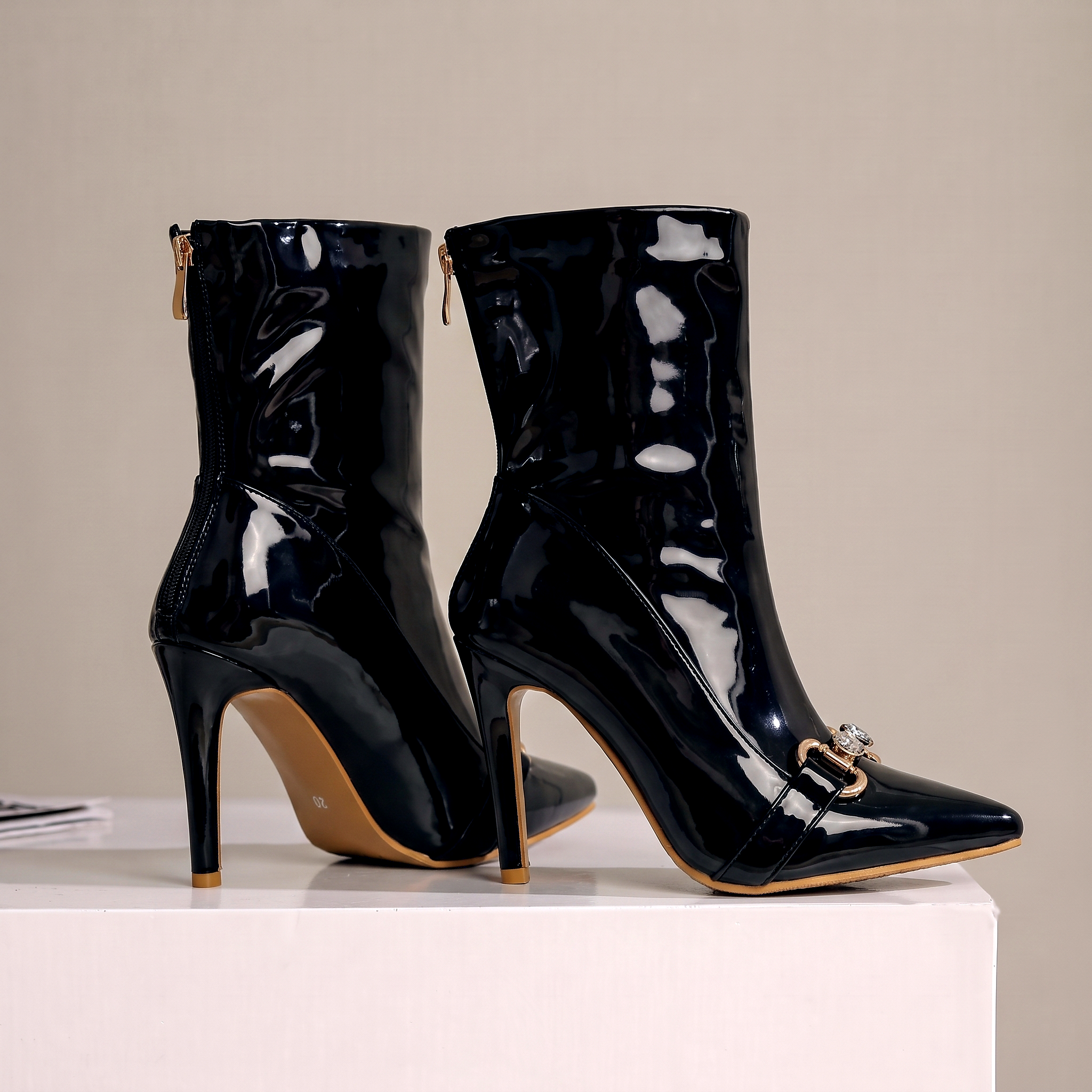 Black / US 11