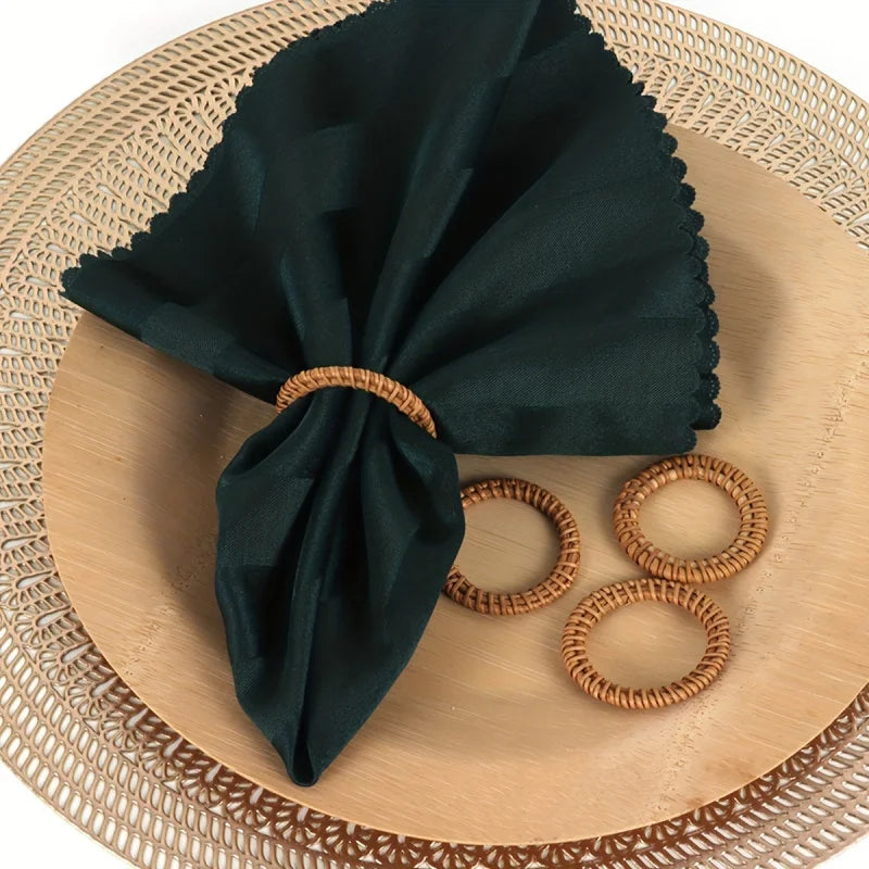 Anello ring with a green napkin