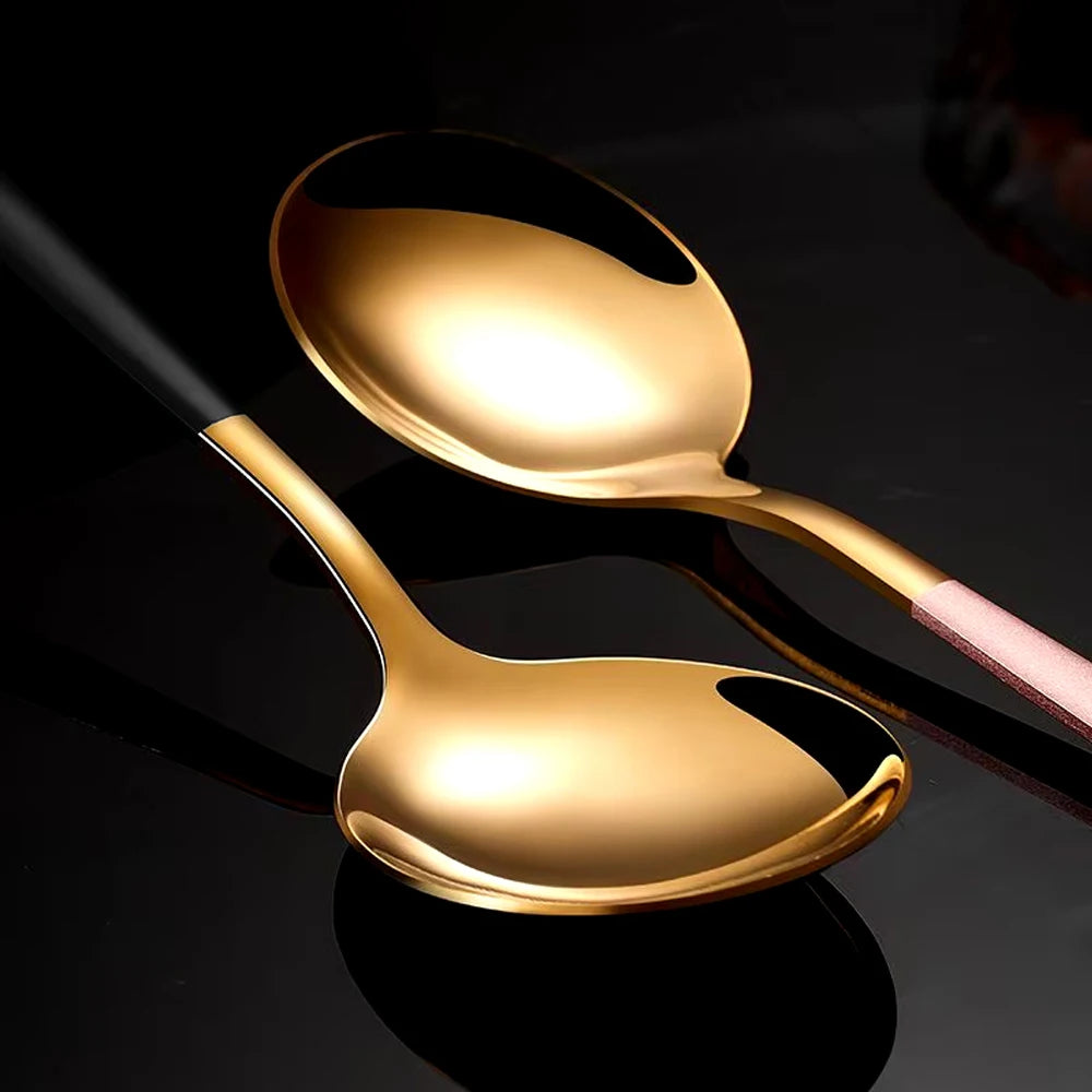 Cena gold spoon close-up