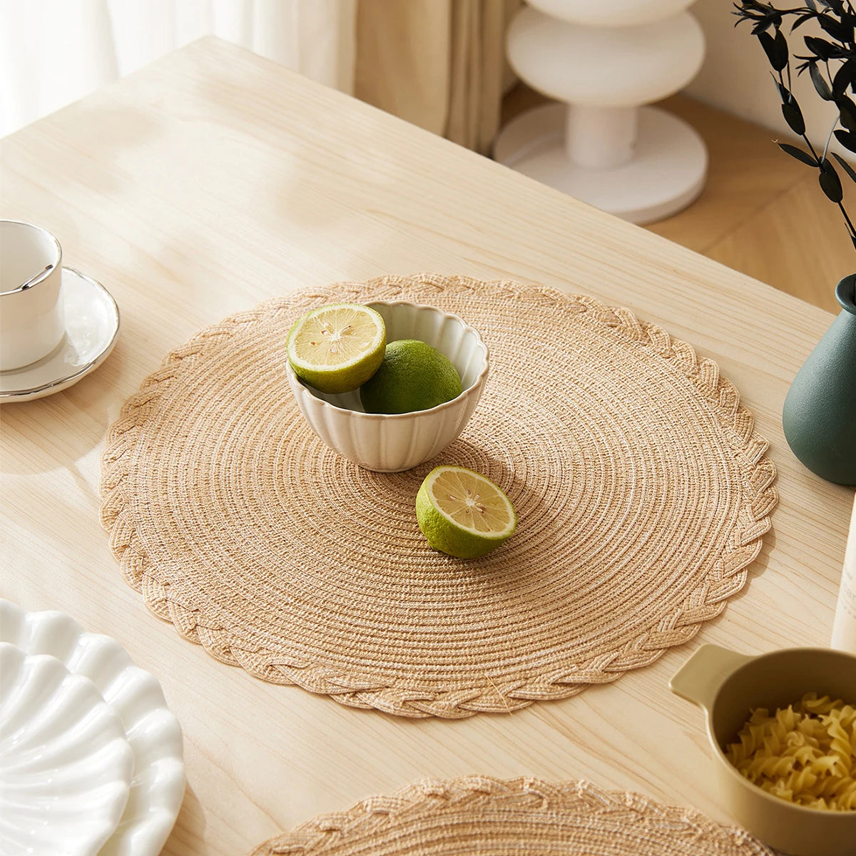 Cerchio round placemat with a lime and glass