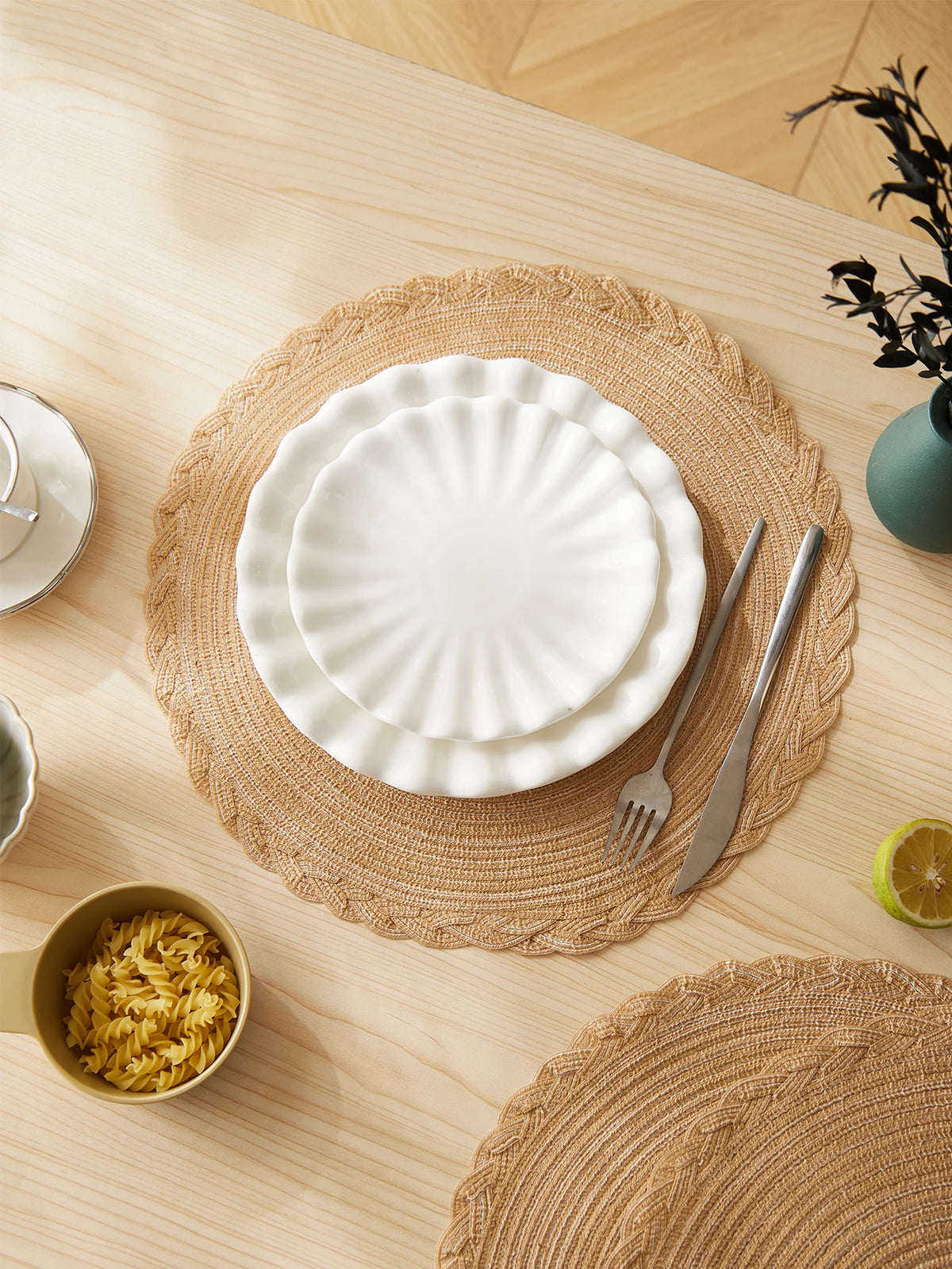 Cerchio placemat with white plates