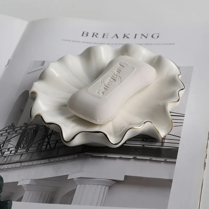 Conchiglia soap dish with soap