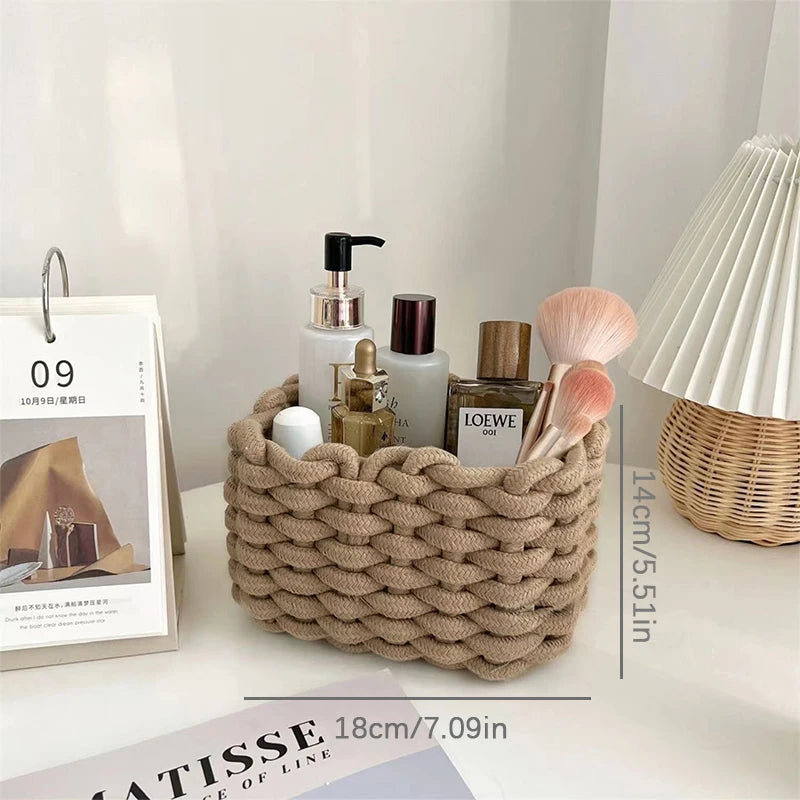 Cotone basket with books