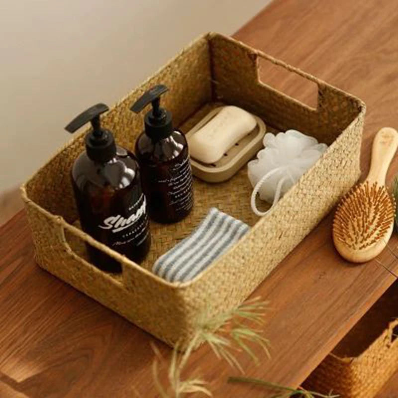 Giunco basket with folded towels