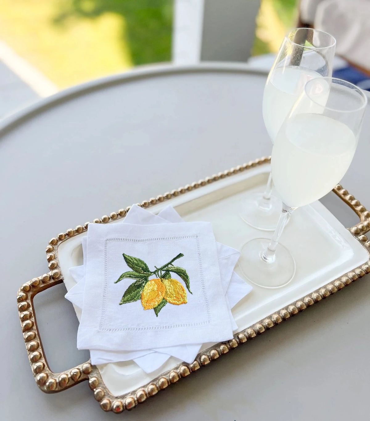 Limone napkins on a tray