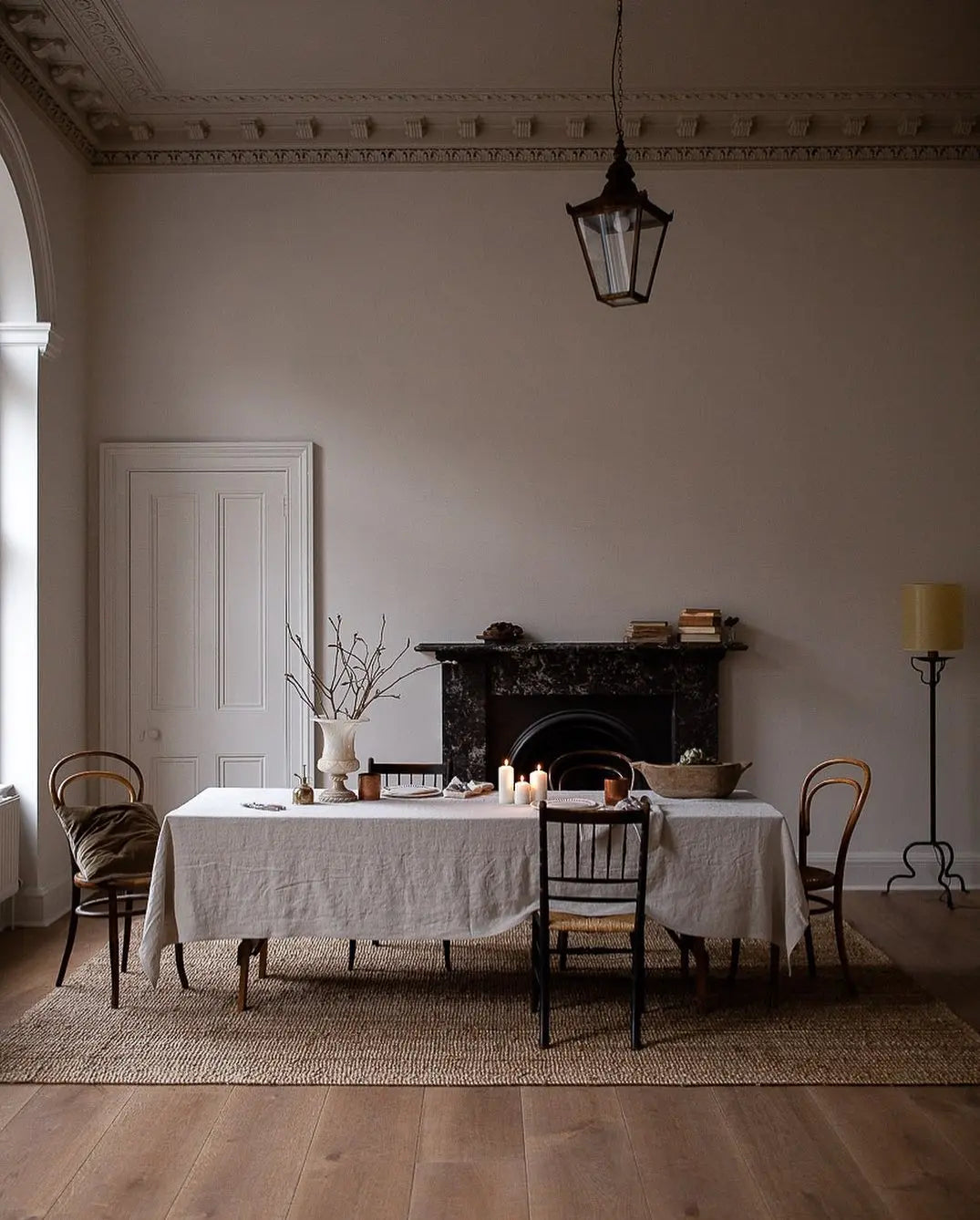 Lino tablecloth in a rustic dining room