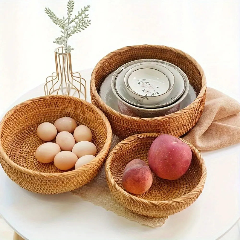 Paniere basket with eggs and fruit