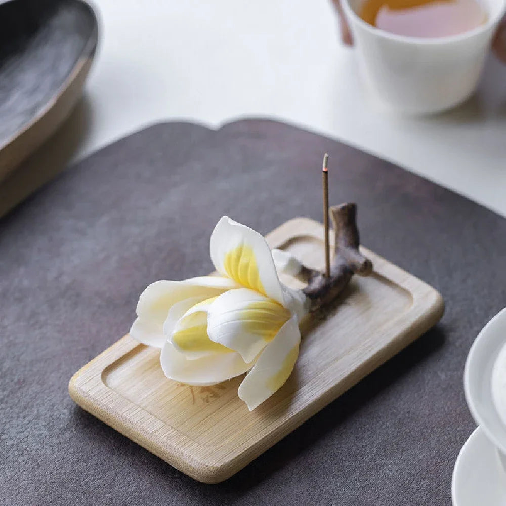 Petalo magnolia holder on a tray