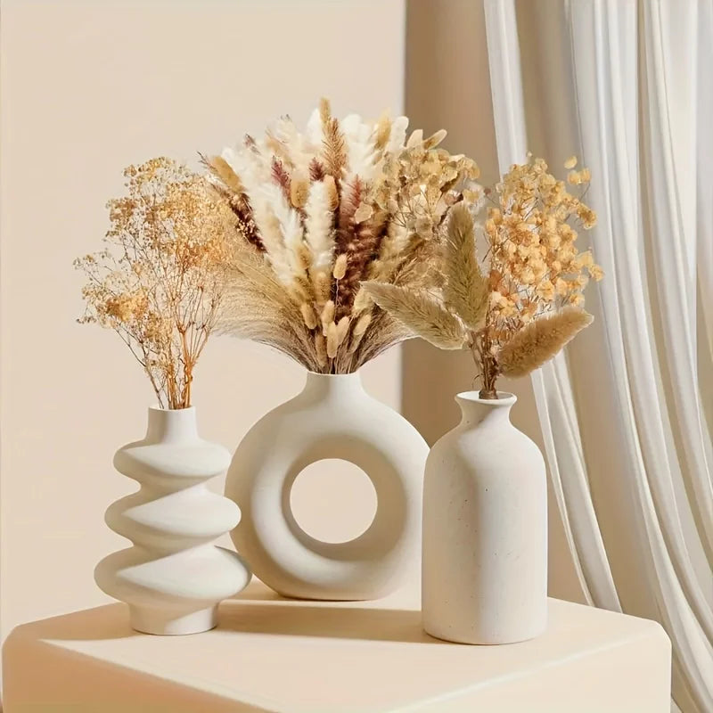 Scultura three white ceramic vases with dried flowers