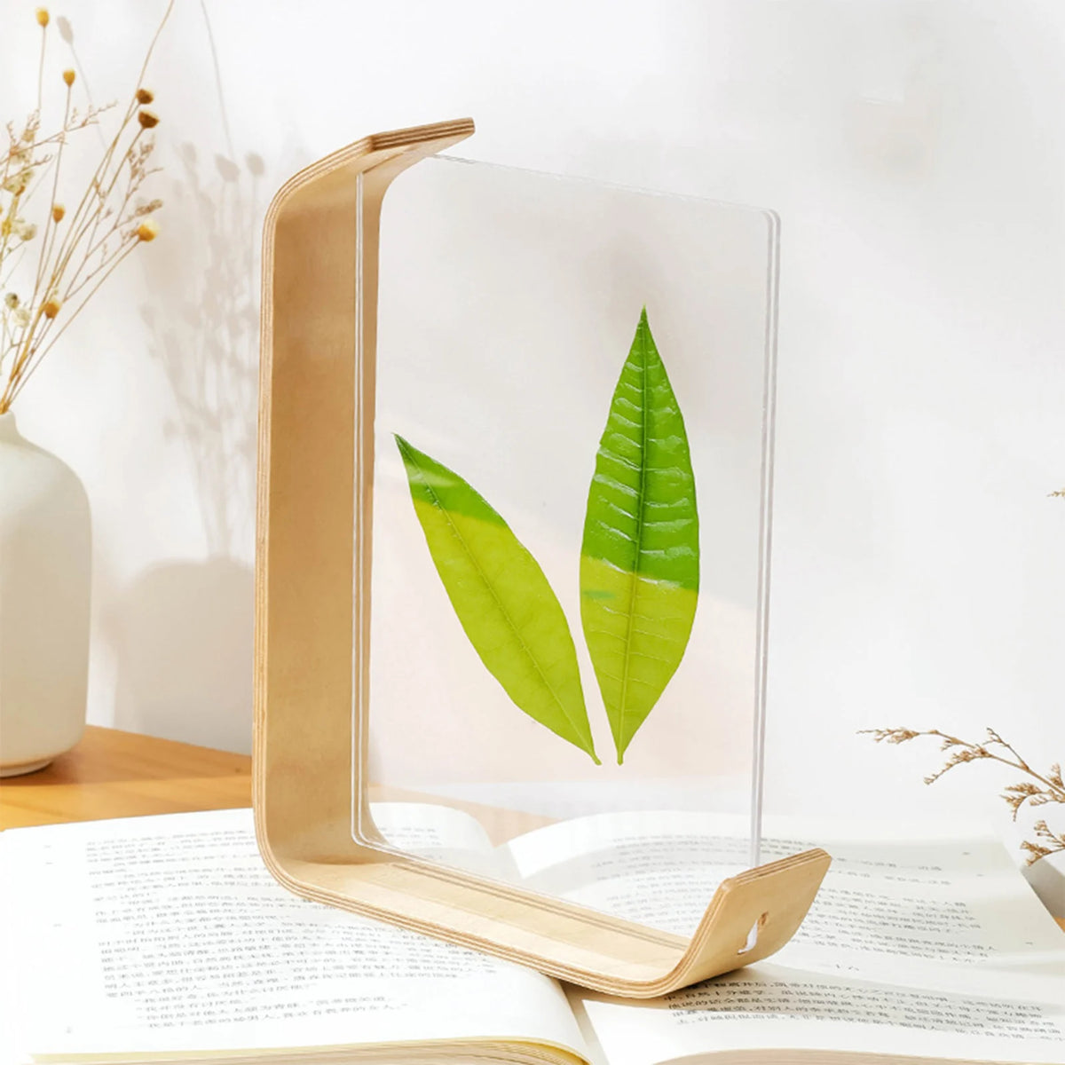 Teca natural wood frame with a pressed leaf