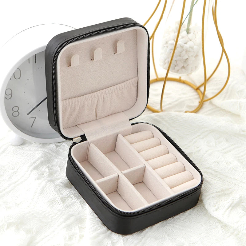 Viaggio jewelry box open, in black
